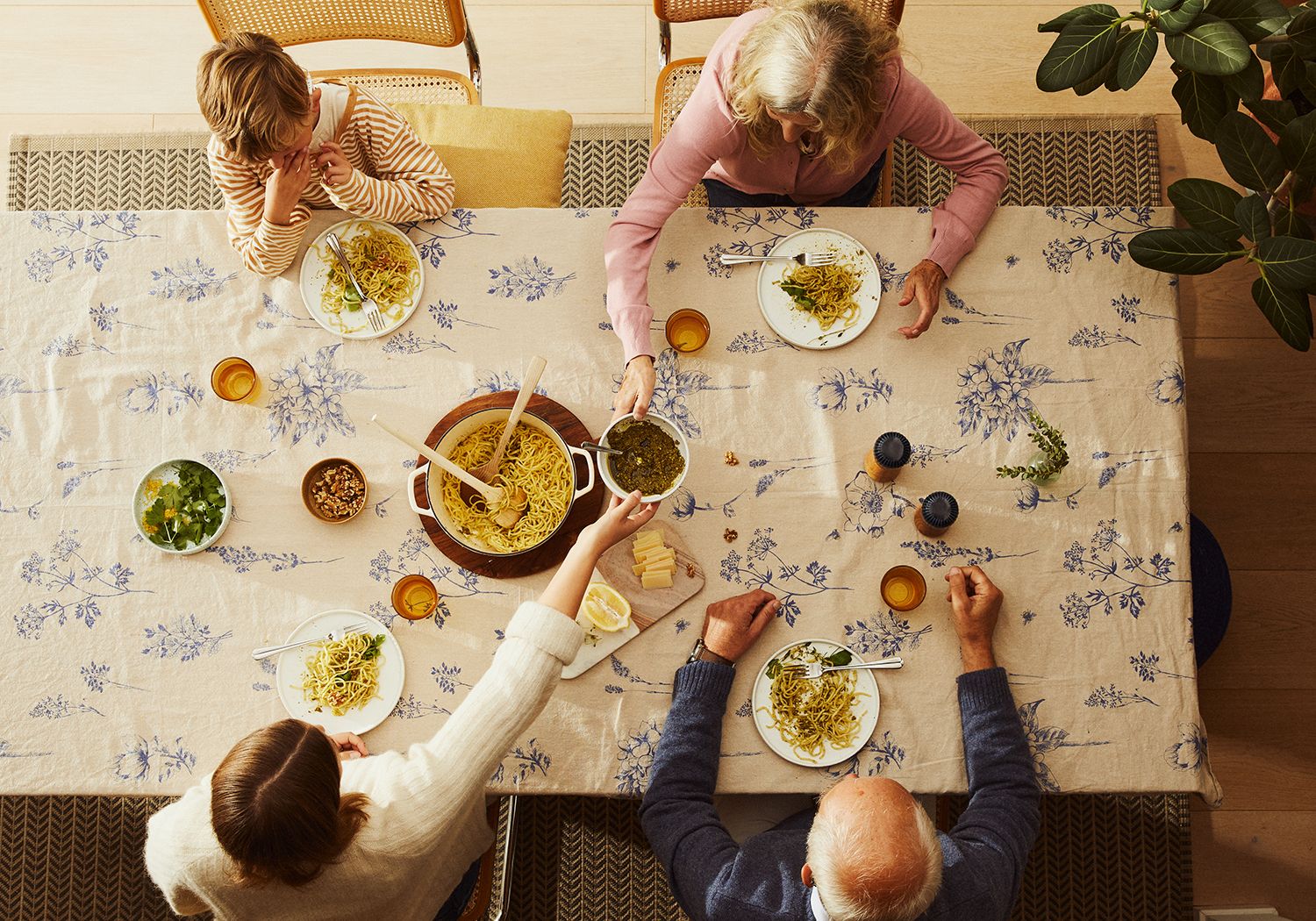 Bilde i fugleperspektiv, med familie på fire som sitter rundt middagsbordet