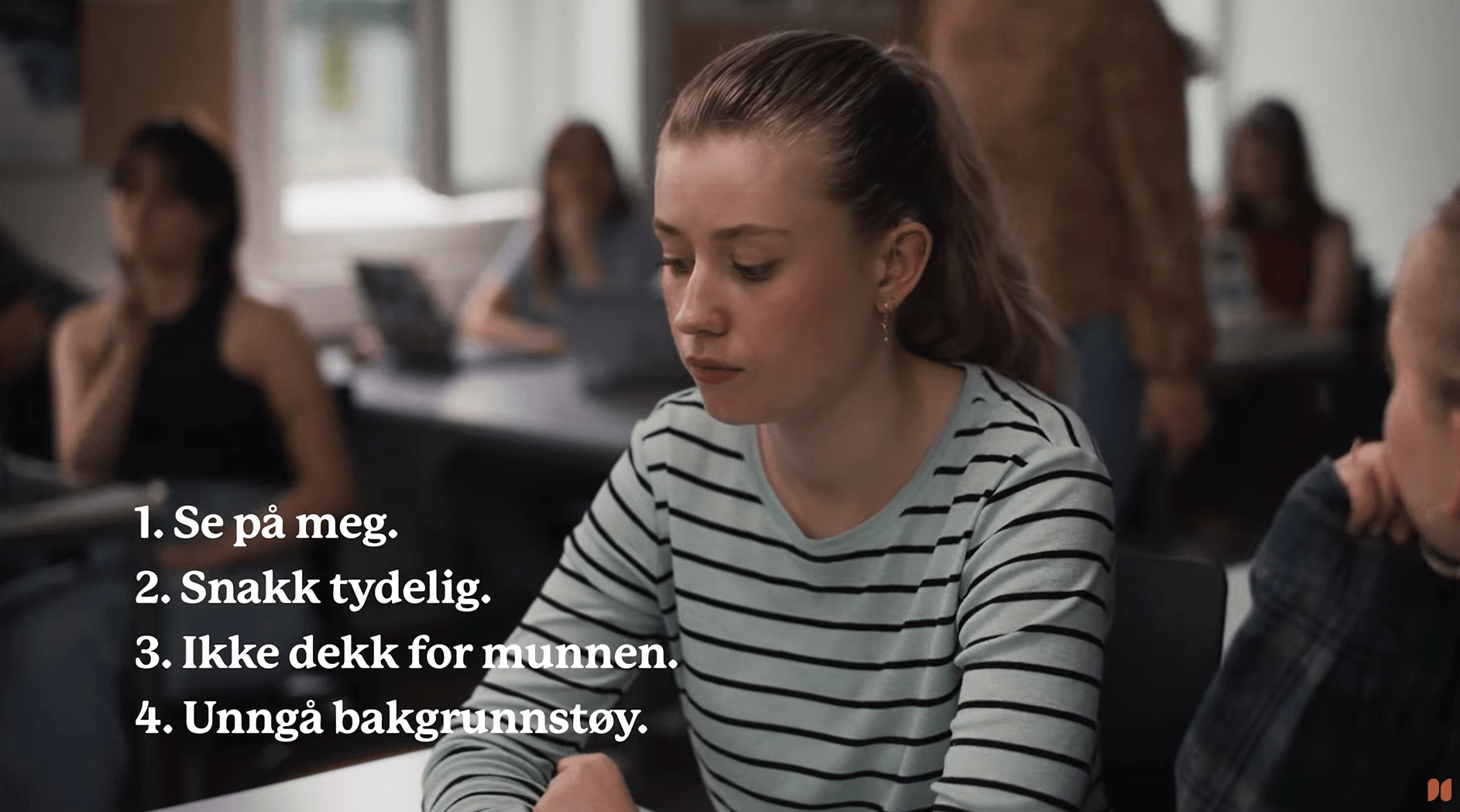 Et videokamera som filmer en person