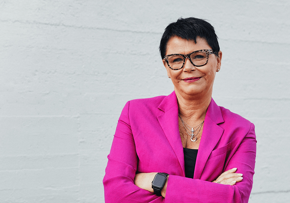 Portrettbilde av generalsekretær Inger Helene Venås i rosa blazer