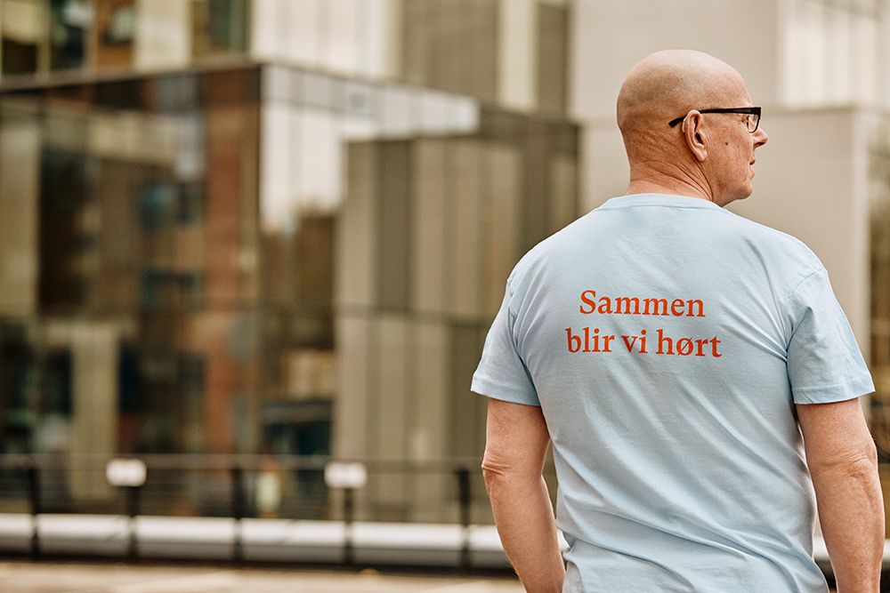 Mann med Sammen blir vi hørt-t-skjorte og høreapparat