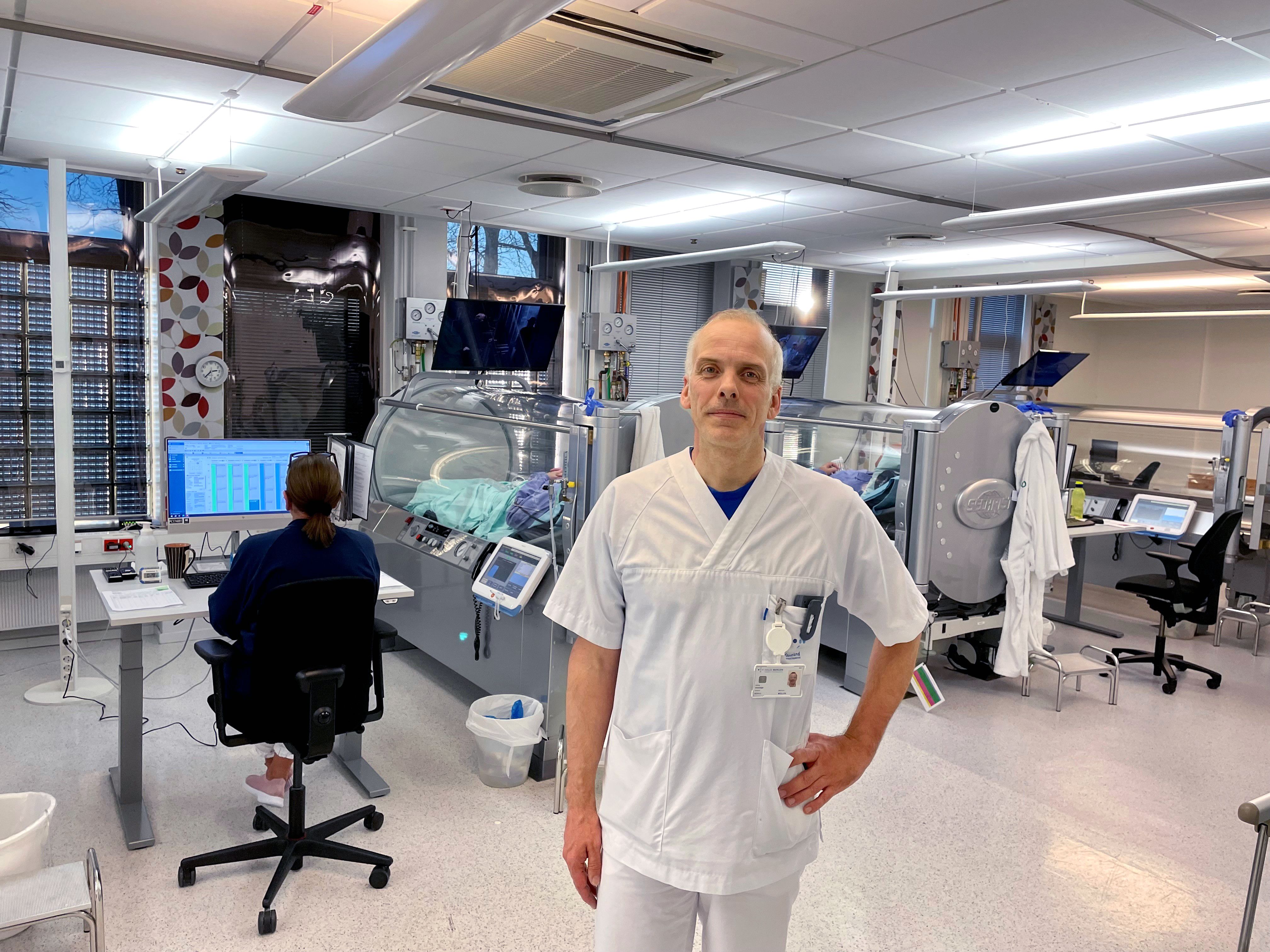 Overlege Bernd Mueller i lokalene med trykktanker