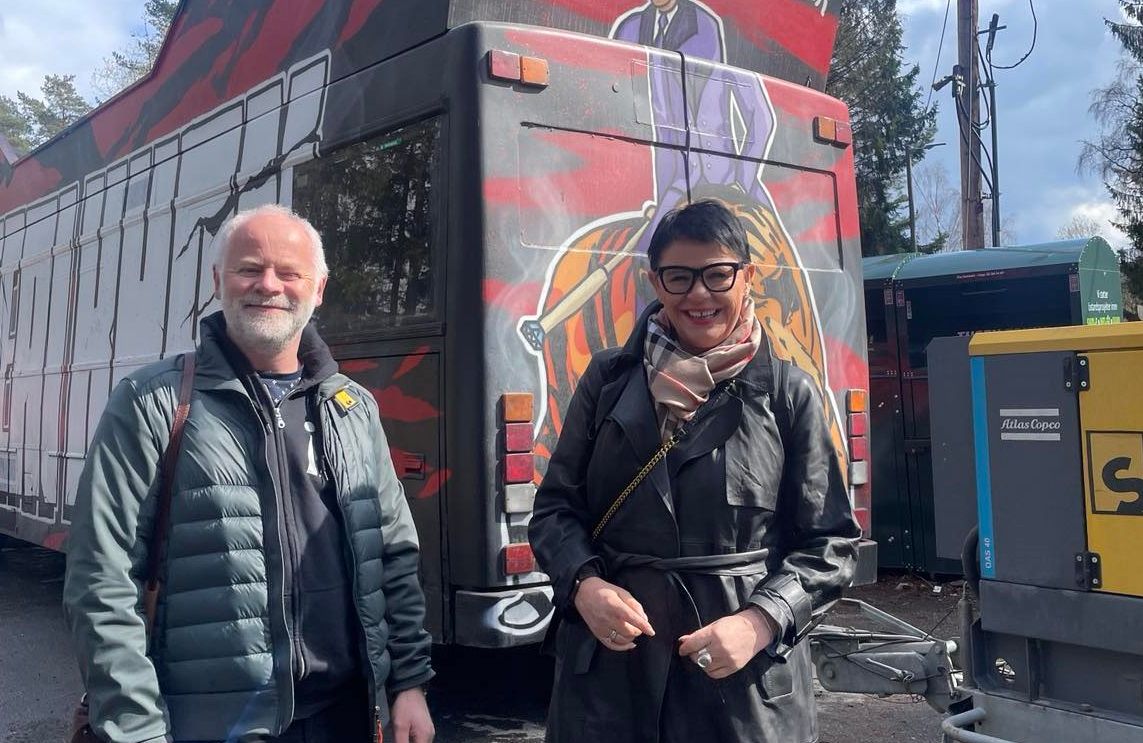 Bilde av Morten Landgrind og Inger Helene Venås foran en av årets russebiler