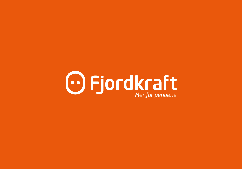 Hvit Fjordkraft-logo på oransje bakgrunn